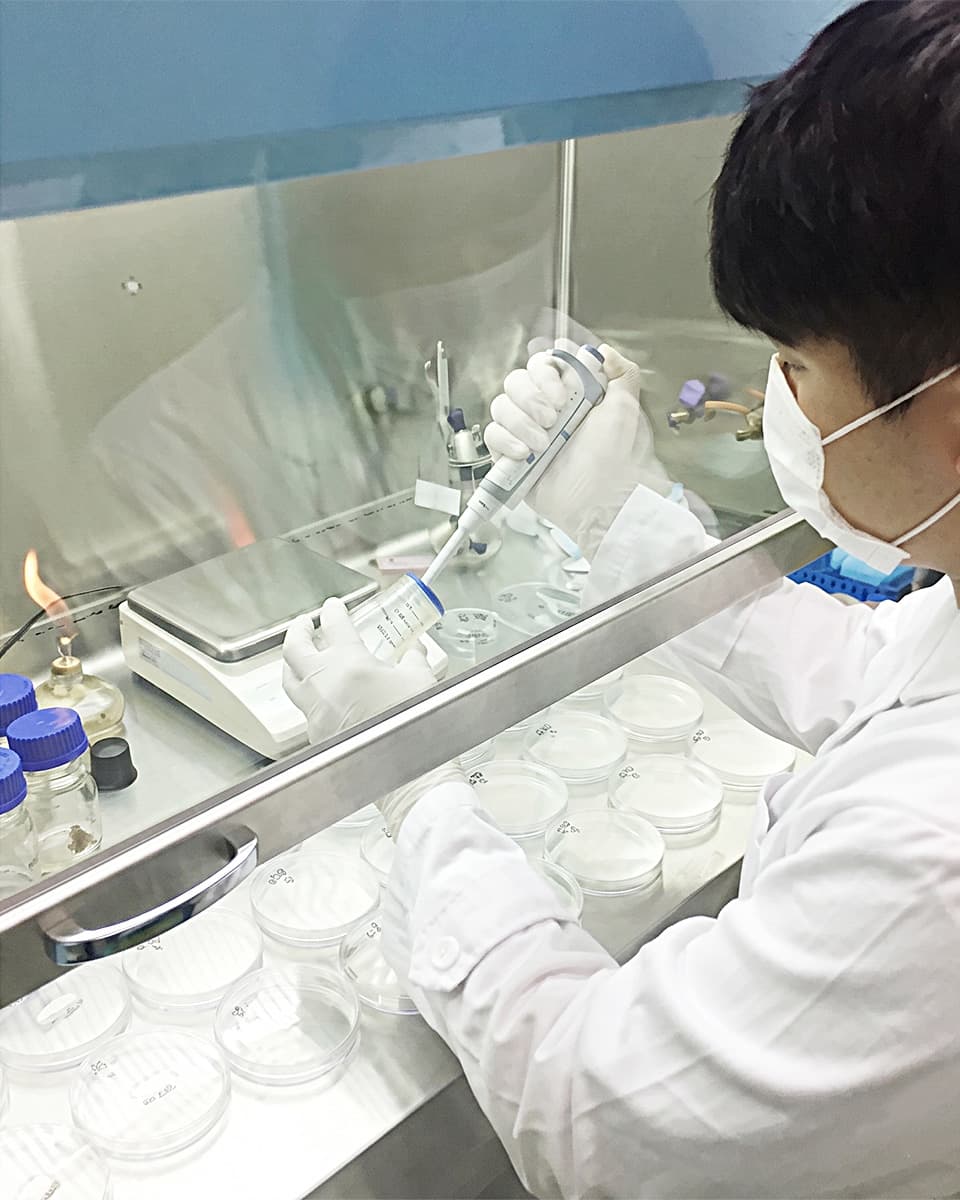 HPLC高精度分析による品質検査の様子